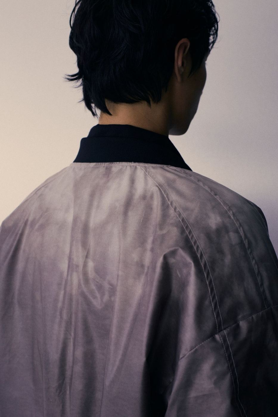 Cận vai áo bomber ánh xám