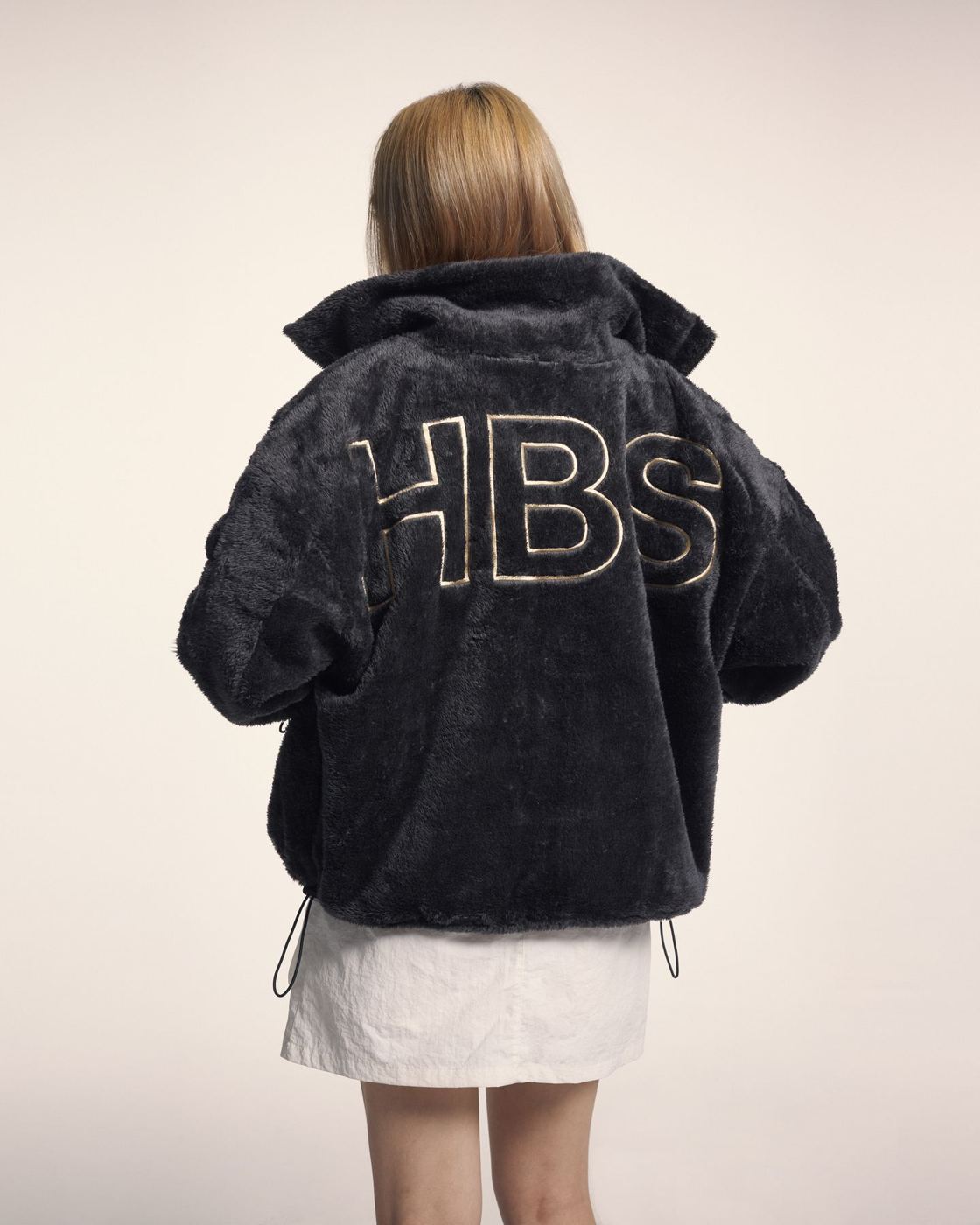 Lưng áo khoác lông chữ HBS