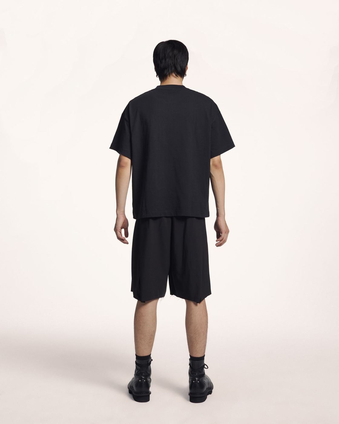 Áo thun đen, quần short đen