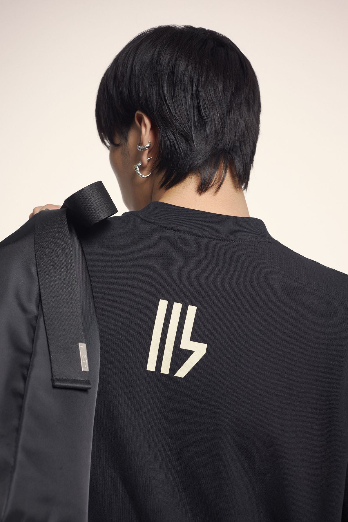 Lưng áo đen, logo HBS nhỏ