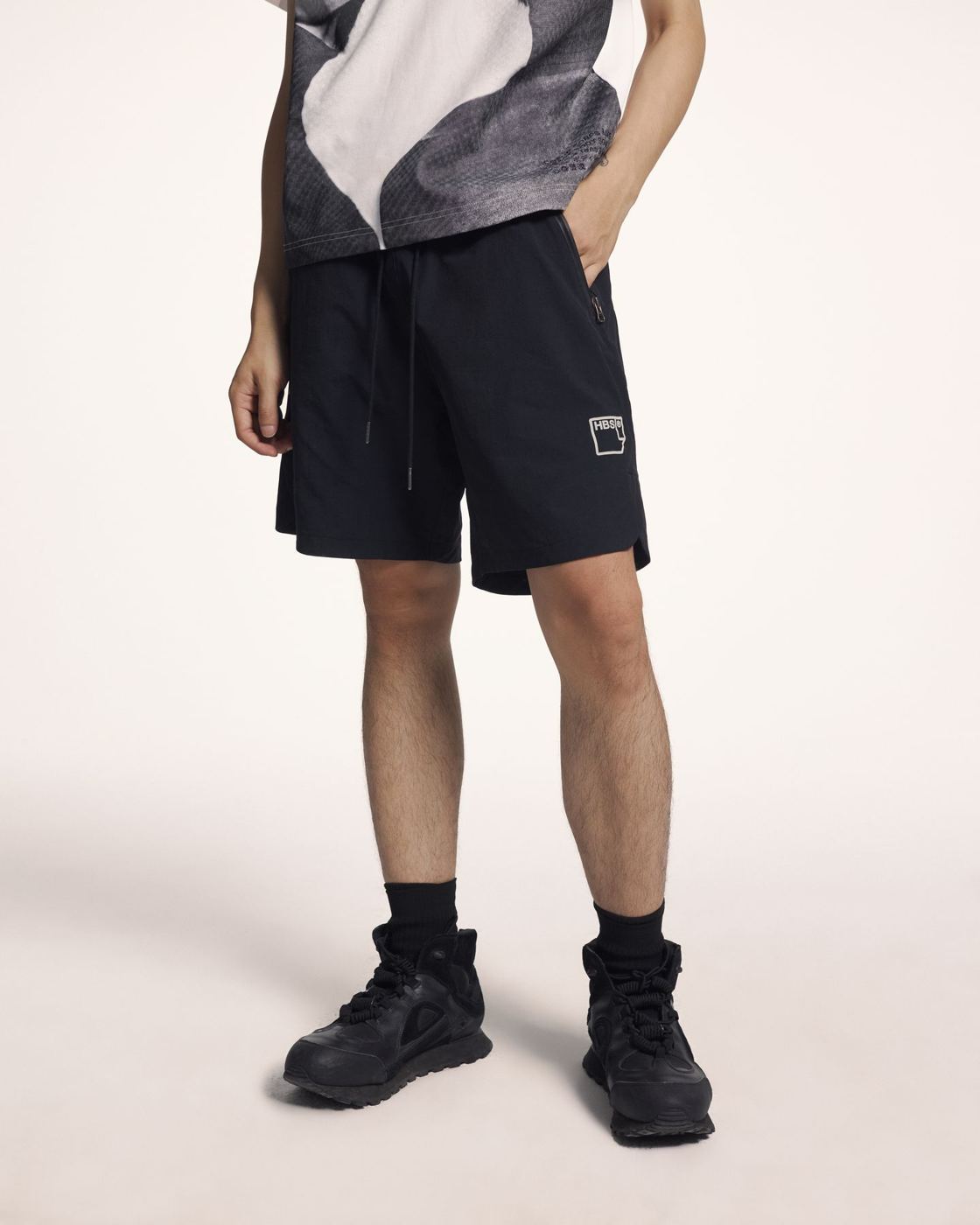 Áo phối mảng, quần short đen